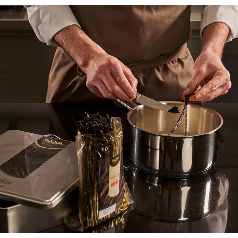 personne grattant les graines d’une gousse de vanille Bourbon Madagascar