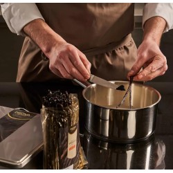 Préparation pâtisserie avec gousse de vanille Bourbon Madagascar