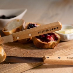 tartineur de 8 cm avec lame lisse et manche en bois de hêtre, utilisé pour étaler confiture et beurre sur du pain frais.