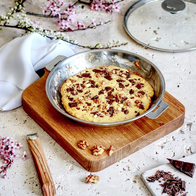 Poêle Casteline Cristel 20 cm utilisée pour la cuisson d’un dessert