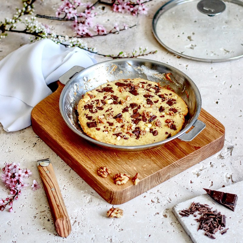 Poêle Casteline Cristel 28 cm utilisée pour la cuisson d’un dessert