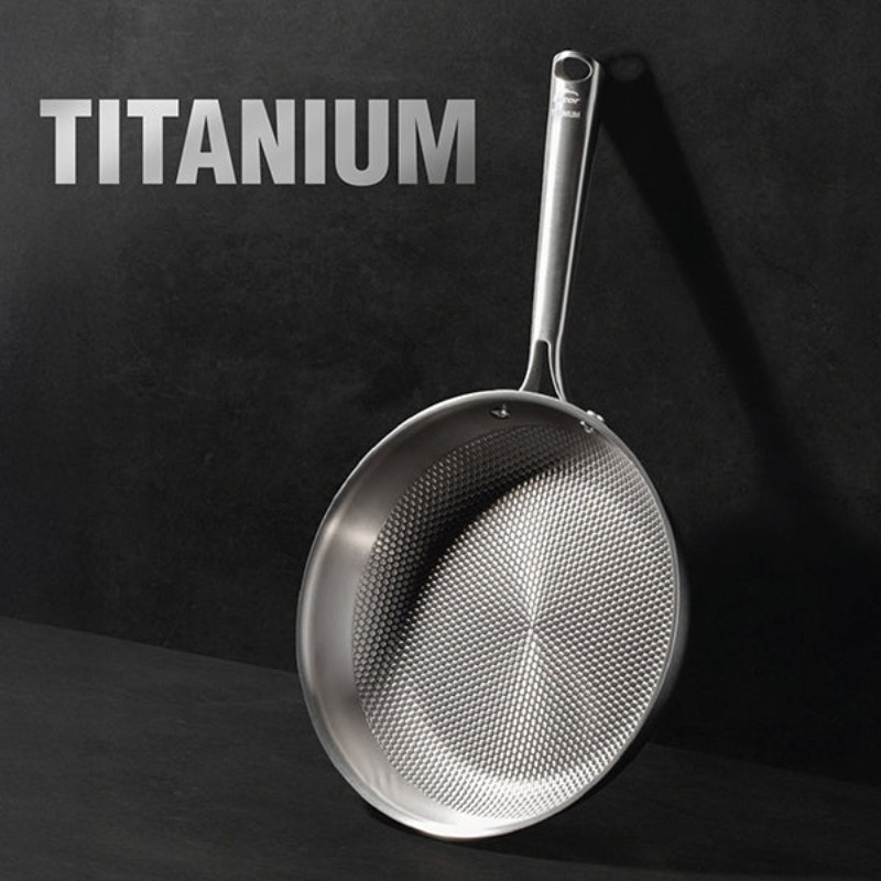 Poêle titanium 20 cm avec revêtement intérieur en titane et surface alvéolée antiadhésive