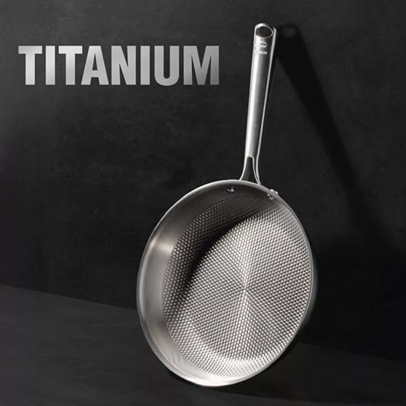 Poêle titanium 20 cm avec revêtement intérieur en titane et surface alvéolée antiadhésive