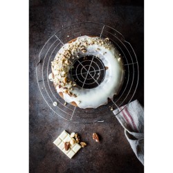 Grille de cuisson ronde 32 cm utilisée pour refroidir un gâteau