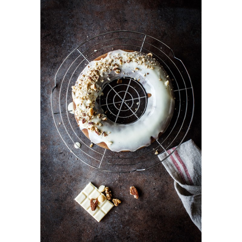 Grille de cuisson ronde 32 cm utilisée pour refroidir un gâteau