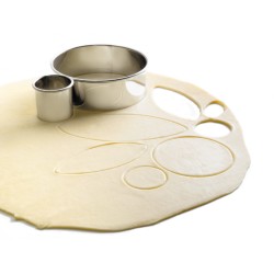 Emporte-pièces ronds en inox utilisés pour découper une pâte
