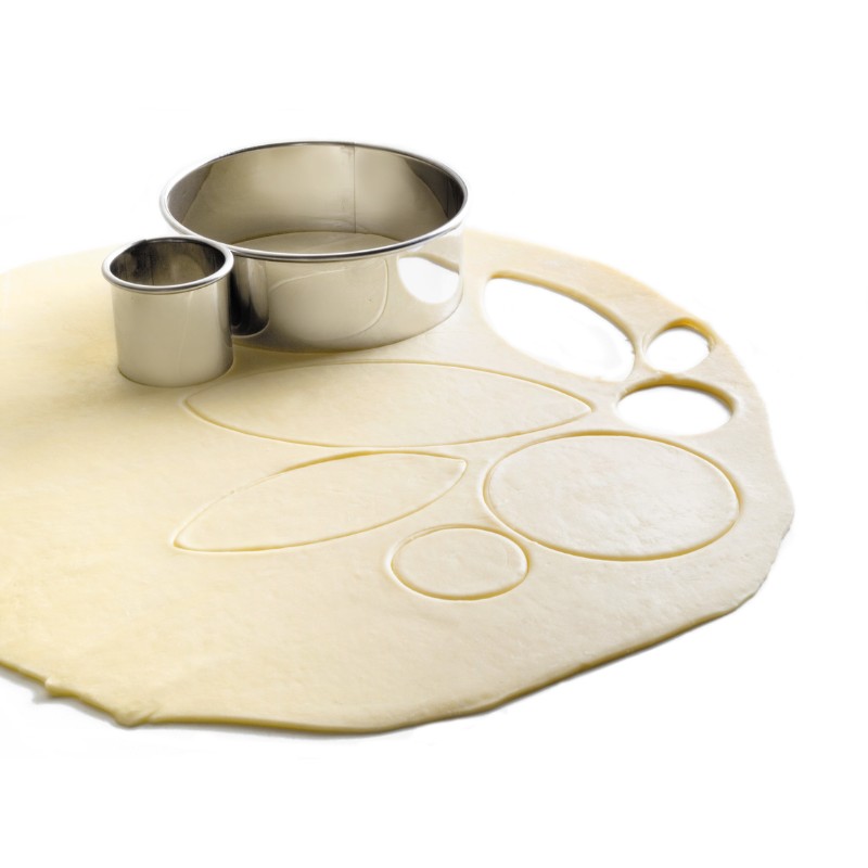 Emporte-pièces ronds en inox utilisés pour découper une pâte