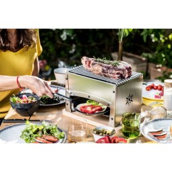 Barbecue braséro de table utilisé en extérieur pour griller viande et légumes lors d’un repas convivial