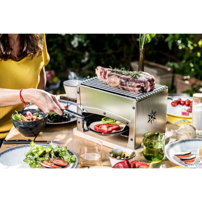Barbecue braséro de table utilisé en extérieur pour griller viande et légumes lors d’un repas convivial