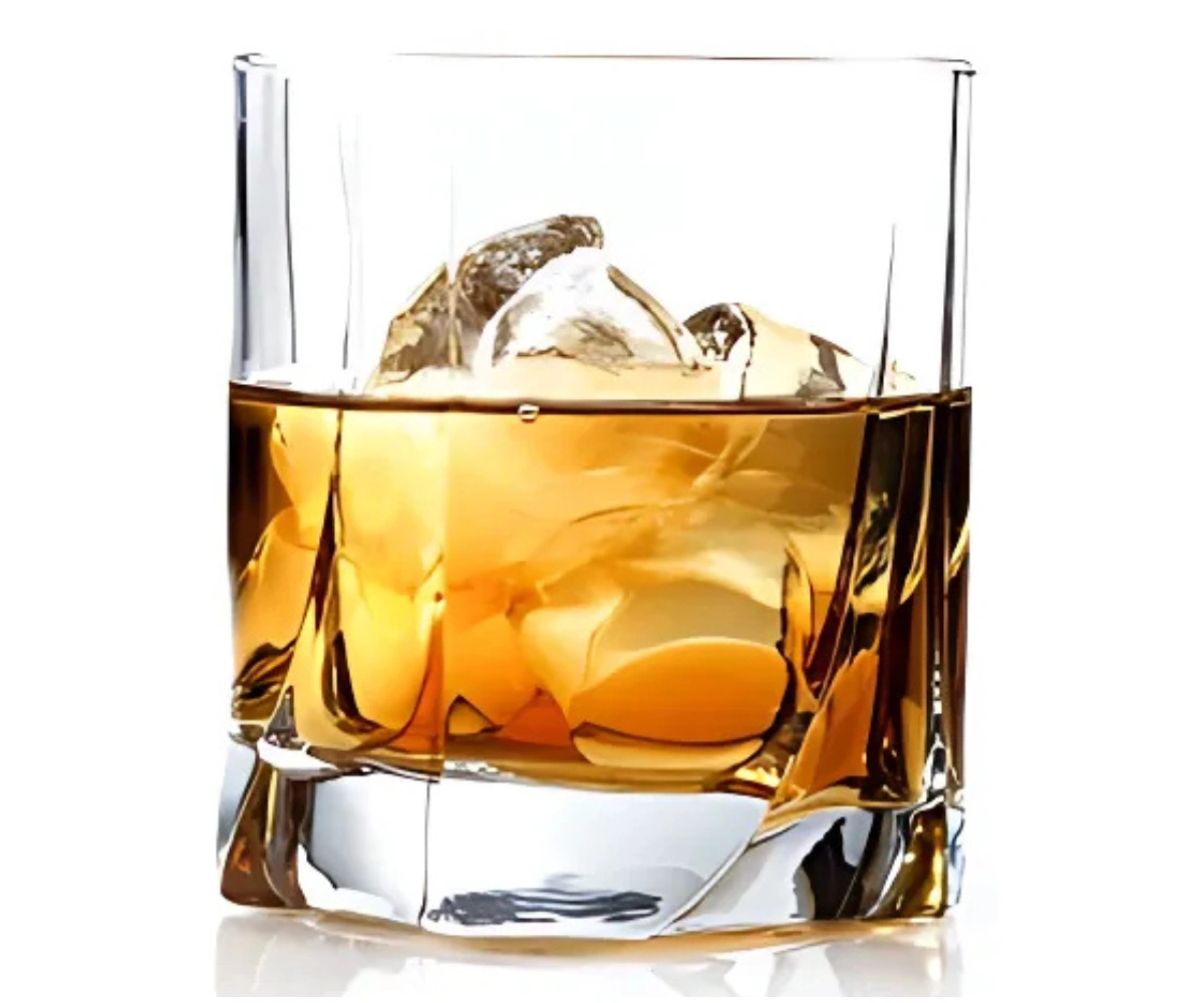 Verre de rhum brun pour parfumer la frangipane