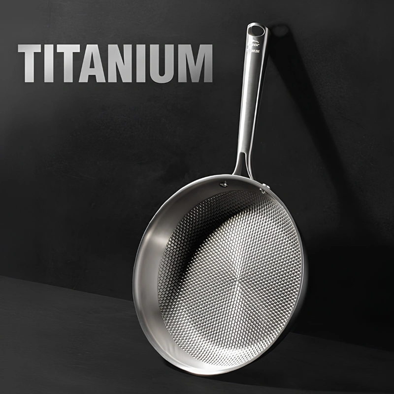 Poêle Titanium en titane 100 % avec surface de cuisson microtexturée TitanGrill, sans revêtement antiadhésif, compatible tous feux dont induction.