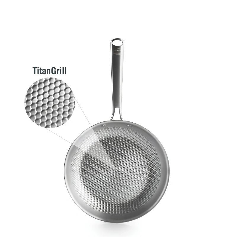 Vue de dessus d'une poêle Titanium avec surface de cuisson microtexturée TitanGrill en titane 100 %, conçue pour une cuisson homogène et une adhérence limitée.