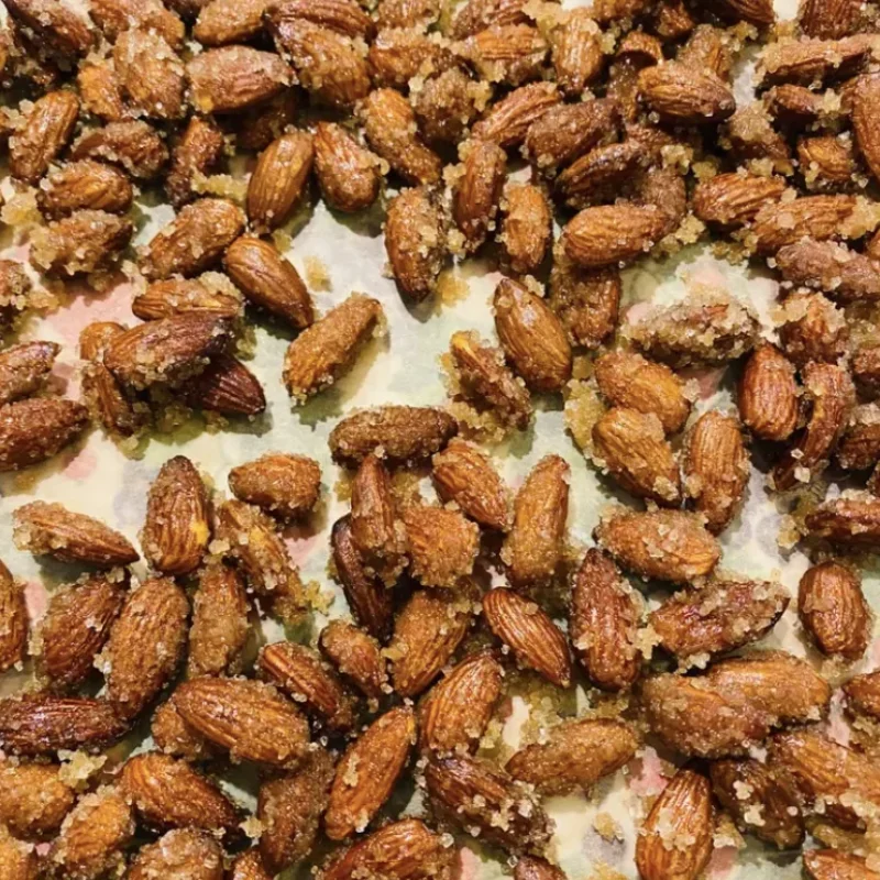 Amandes caramélisées maison sur plaque, recette sucrée gourmande à base de fruits secs