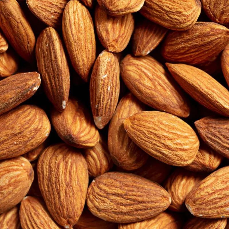 Amandes entières naturelles avec peau, fruits secs riches en fibres et protéines