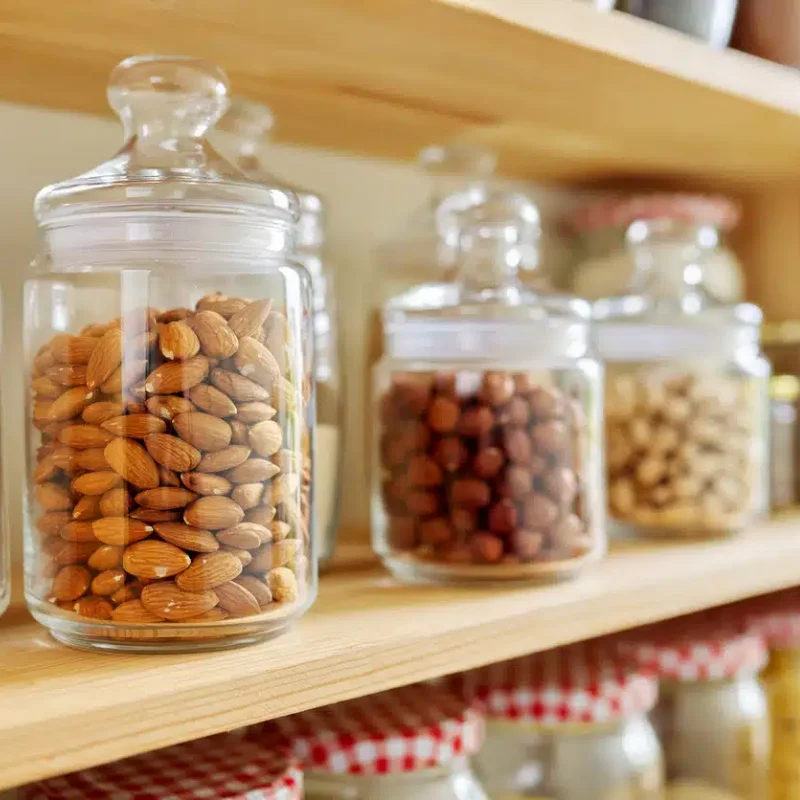 bocal-verre-conservation-amandes-fruits-secs-etagere-cuisine.webp