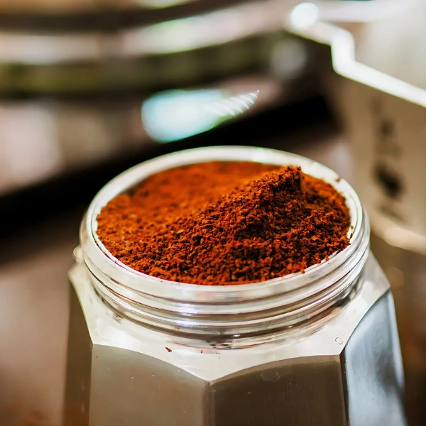 café espresso moulu dans une cafetière moka en préparation