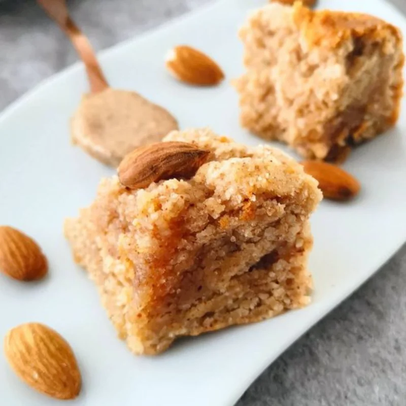 Gâteau moelleux à l’amande sur assiette, recette végétale saine avec purée et amandes entières