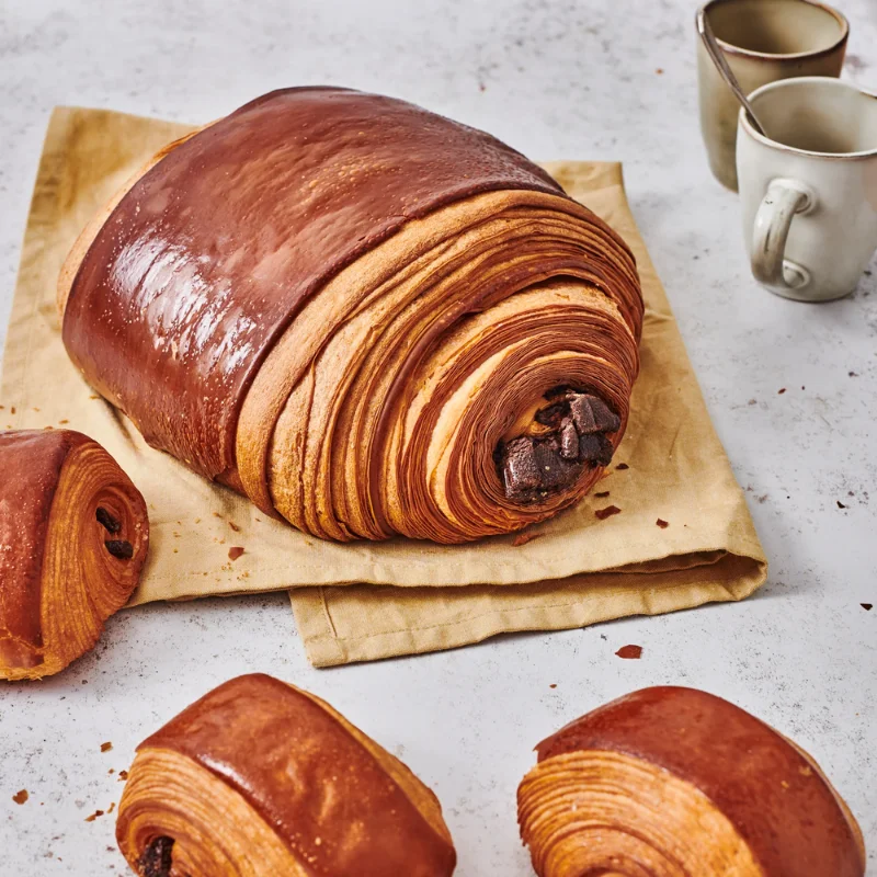 Pain au chocolat avec bâton de chocolat – viennoiserie artisanale gourmande