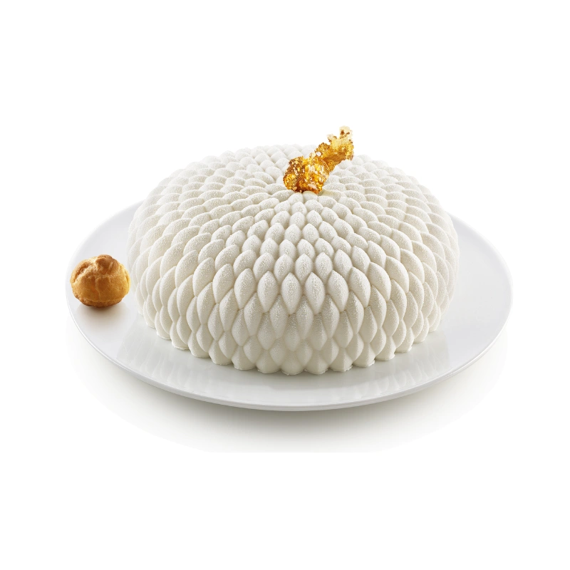 Pâtisserie entremets décorée au spray alimentaire blanc sur assiette – CuisinezPâtissez