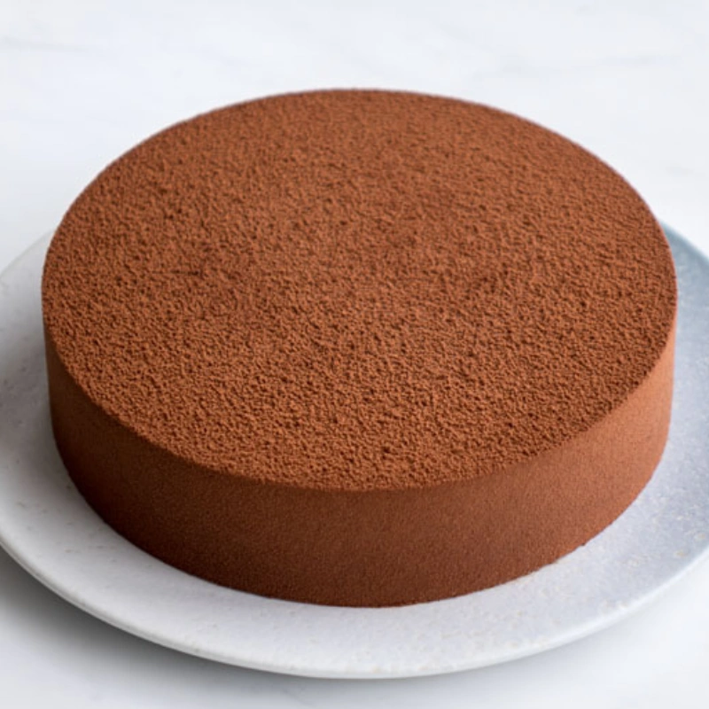 Pâtisserie entremets décorée au spray alimentaire brun sur assiette – CuisinezPâtissez