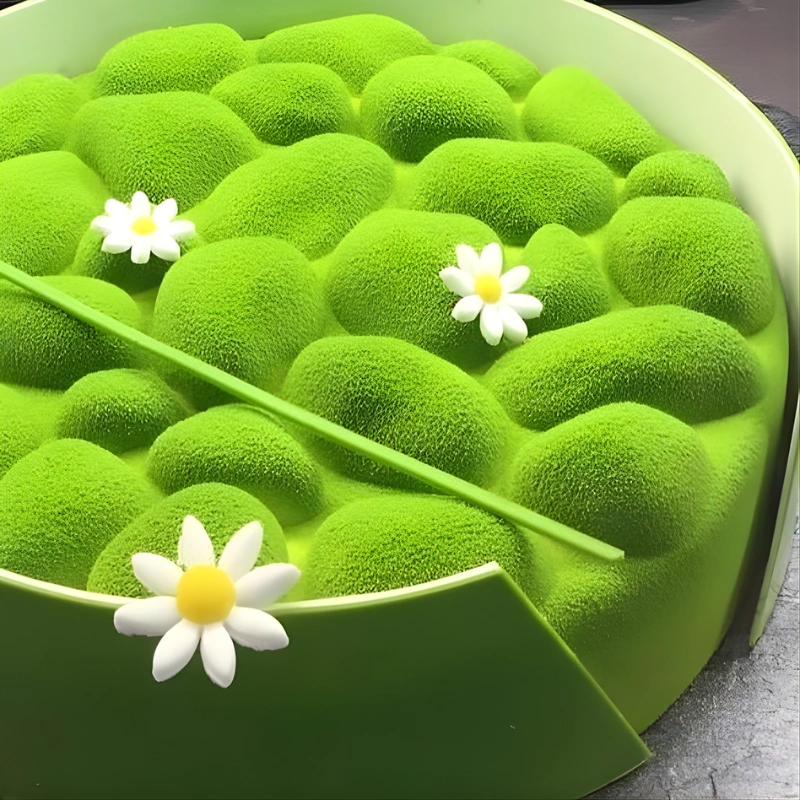 Entremets vert texturé effet mousse décoré de fleurs blanches, finition spray velours – CuisinezPâtissez