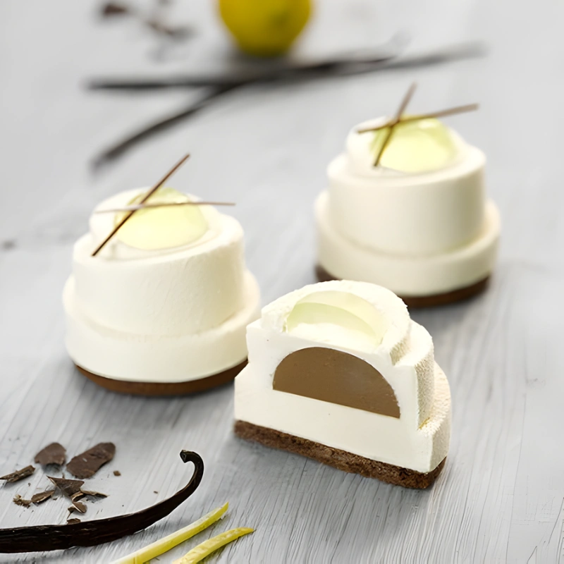 Entremets individuels blancs avec finition spray velours et coupe visible – CuisinezPâtissez