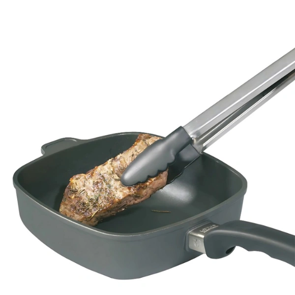 Pince Barbecue en train de retourner de la viande