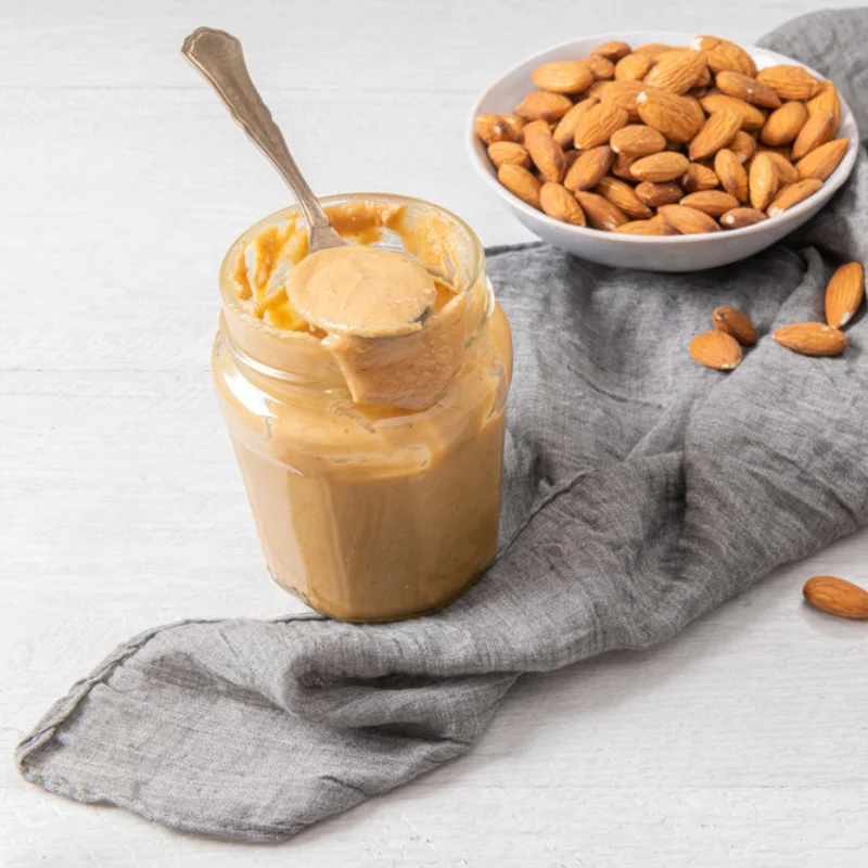 Pot de purée d’amandes maison avec amandes entières, beurre d’amande naturel