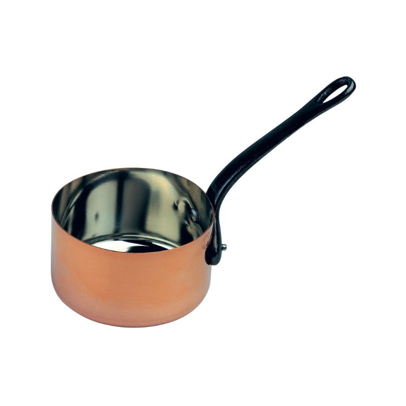 Casserole en cuivre avec intérieur inox et manche en fonte sur fond blanc