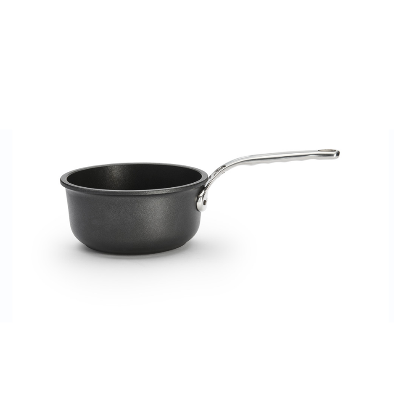 Casserole De Buyer antiadhésive avec manche inox sur fond blanc