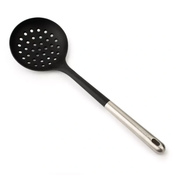Écumoire en silicone noir avec manche inox pour égoutter les aliments sans rayer les ustensiles