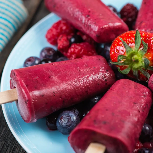 Glace sorbet aux fruits rouges réalisée avec purée de fruits naturelle