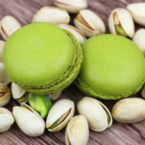 Macarons à la pistache garnis de pâte de pistache Cresco, délicats et fondants