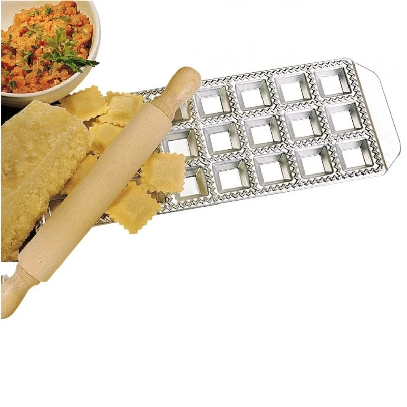 Moule à ravioli carré en métal avec rouleau à pâtisserie et raviolis maison