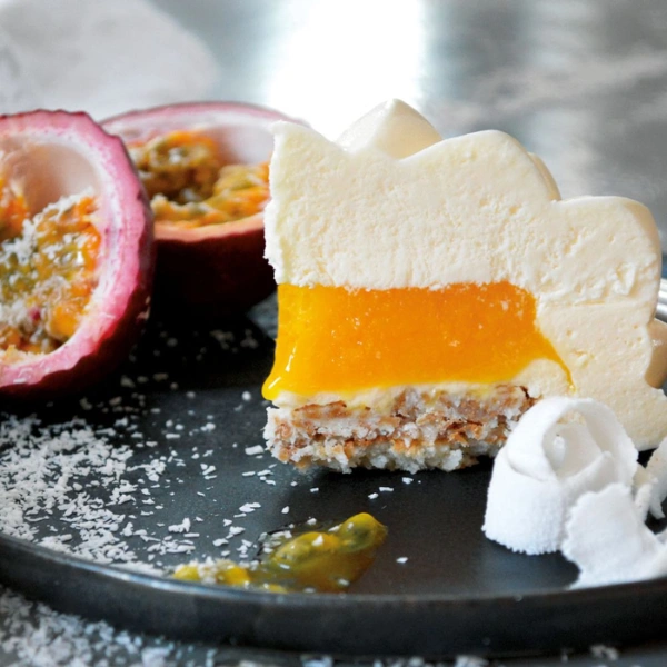 Dessert à la purée de fruit de la passion avec mousse légère et biscuit croustillant