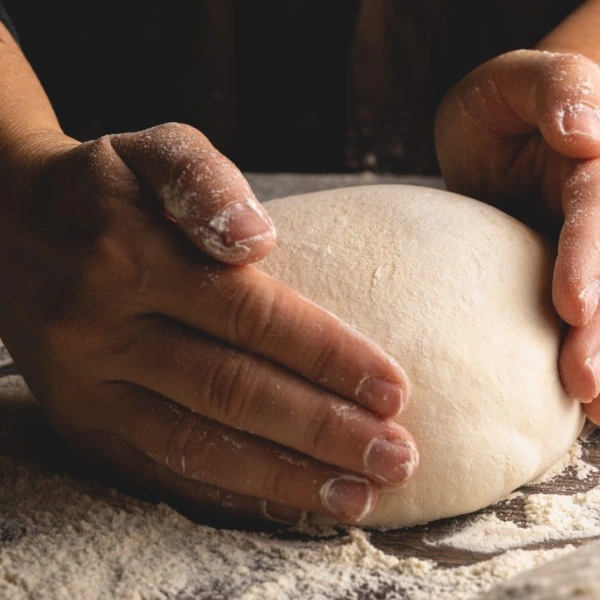 Pétrissage de la pâte à pain sur un plan de travail fariné