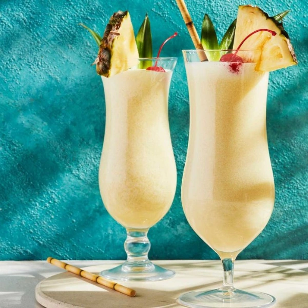 Cocktail Piña Colada préparé avec purée d’ananas et purée de noix de coco