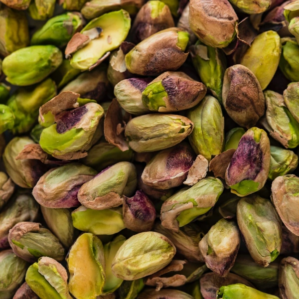 Pistaches vertes prêtes à être transformées en pâte de pistache artisanale