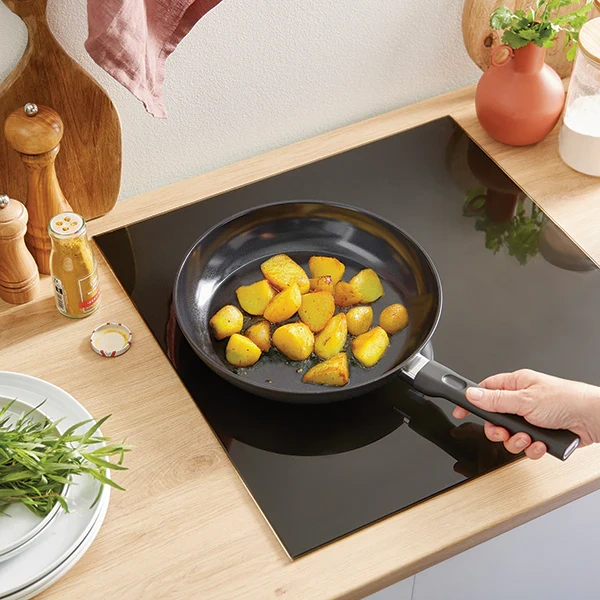 Poêle avec revêtement céramique pour cuire des pommes de terre sur plaque induction