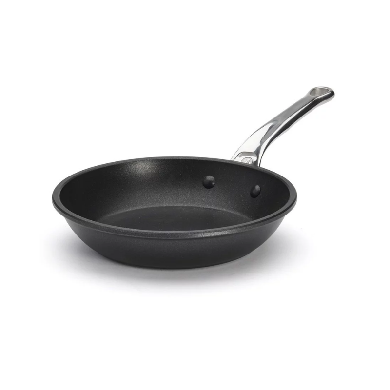 Poêle ronde en fonte Choc Extreme avec manche inox sur fond blanc