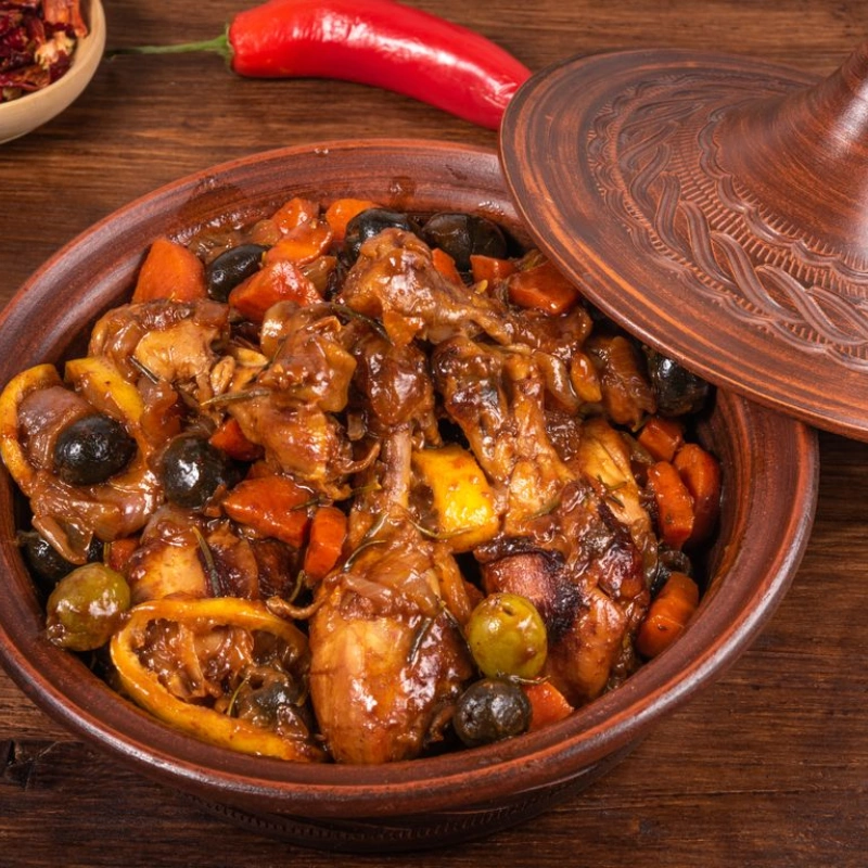 Tajine algérien en terre cuite plat traditionnel cuisson lente cuisine orientale
