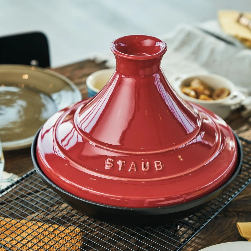 Tajine en fonte Staub rouge cuisson lente tous feux dont induction