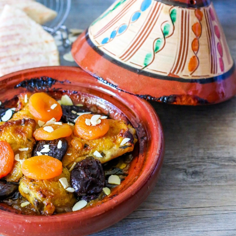 Tajine marocain en terre cuite décoré cuisson traditionnelle plat oriental