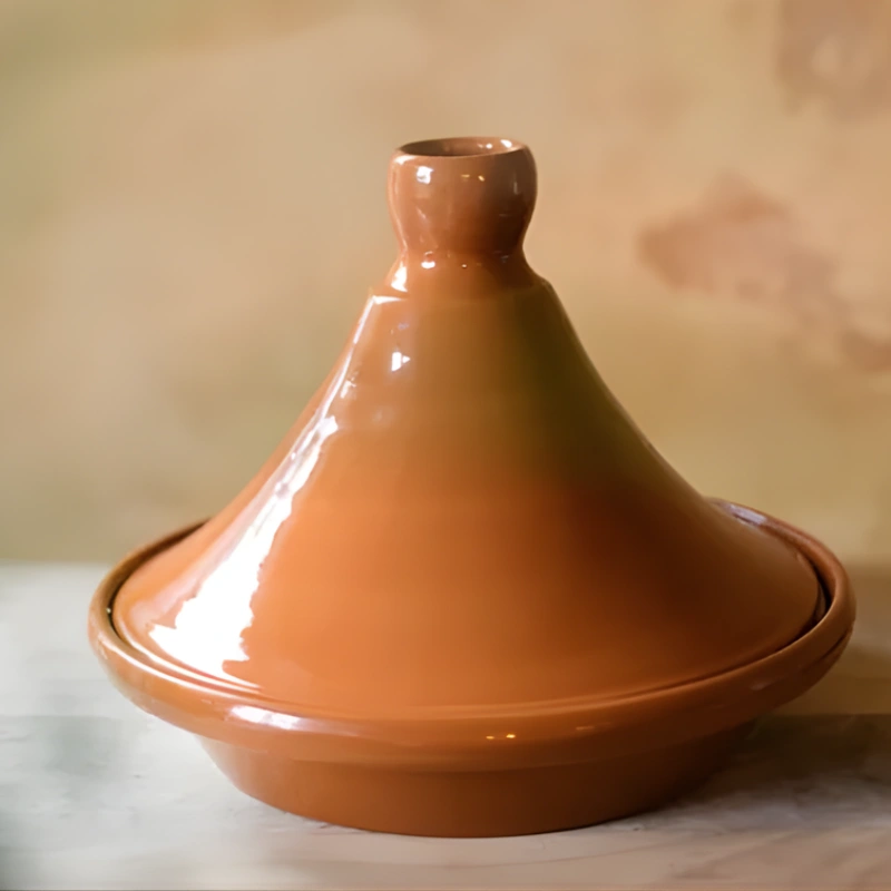 Tajine en terre cuite cuisson traditionnelle plat oriental authentique