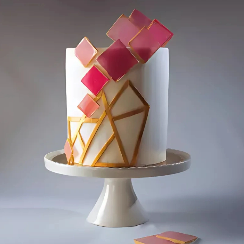 Gâteau d’anniversaire moderne avec décor géométrique en rose et doré