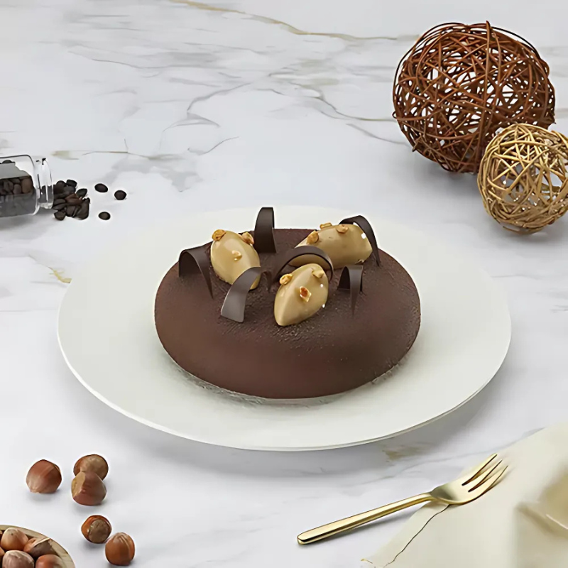 Gâteau chocolat et noisette du Piémont IGP décoré de quenelles pralinées et copeaux de chocolat