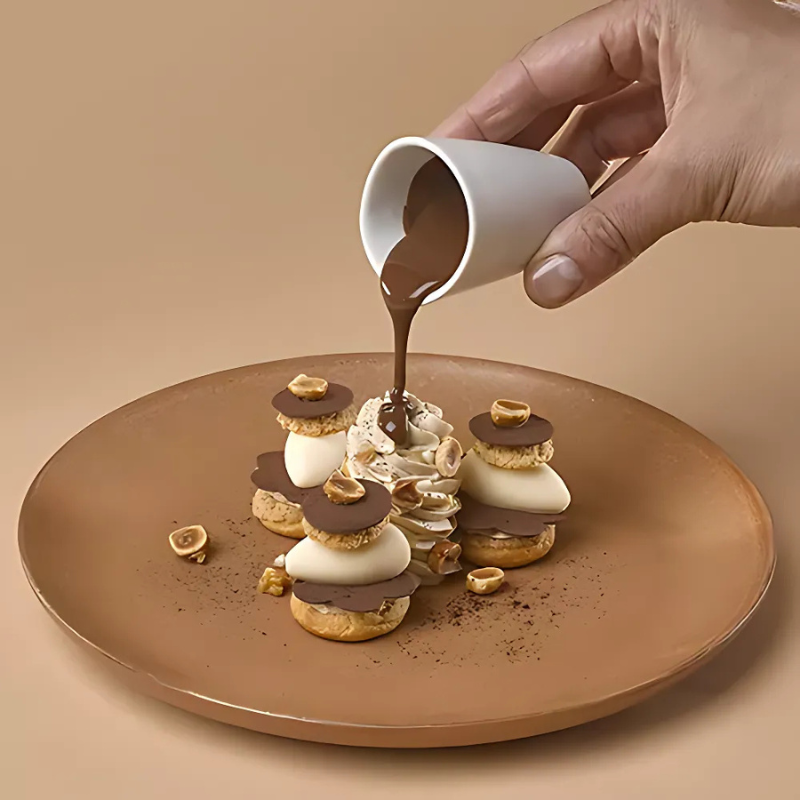 Profiteroles revisitées à la noisette du Piémont IGP avec crème à la citronnelle et sauce chocolat versée