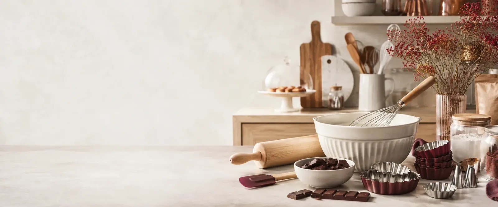 Matériel de cuisine et pâtisserie présenté dans une ambiance chaleureuse
