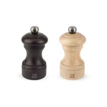Moulins à poivre et sel en bois pour assaisonner les plats