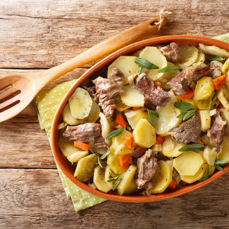 Baeckeoffe alsacien traditionnel aux pommes de terre dans la Terrine à Baeckeoffe, viandes et légumes